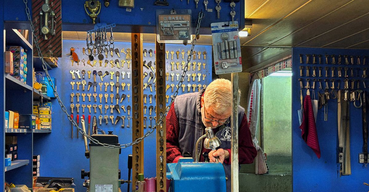 Key Copy Kiosk vs. a Real Locksmith: When Each One Works — Regional Locksmiths
